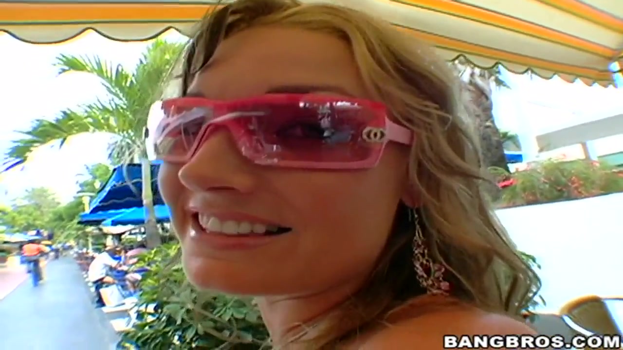 Blonde hoe Flower Tucci gives a perfect blowjob
