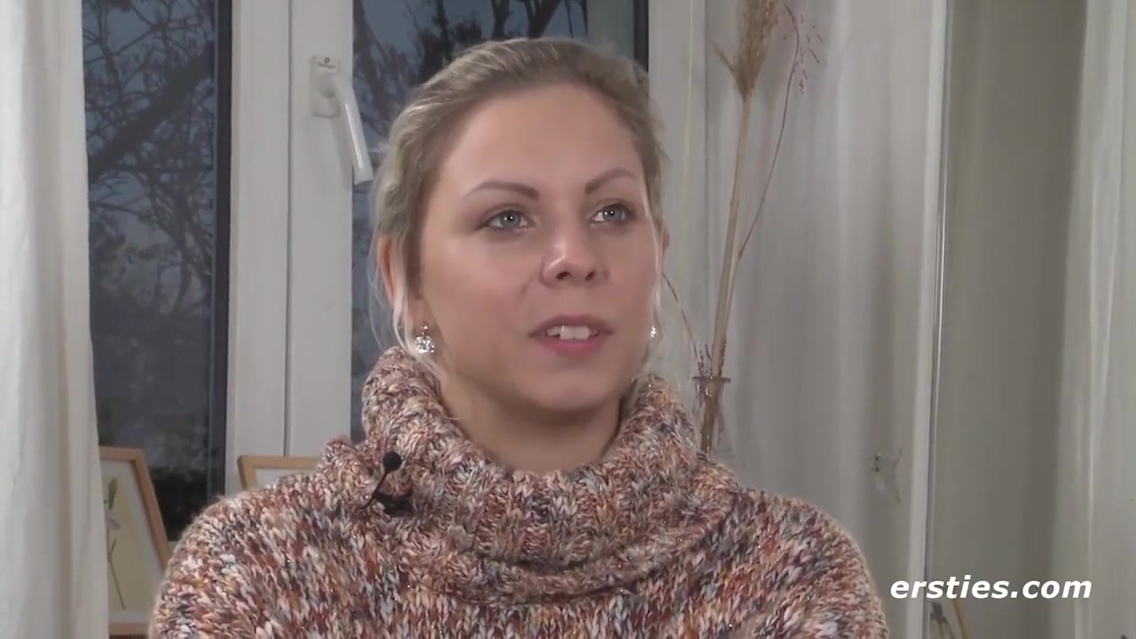 Blondine Fuhlt Sich Wohl Beim Masturbieren