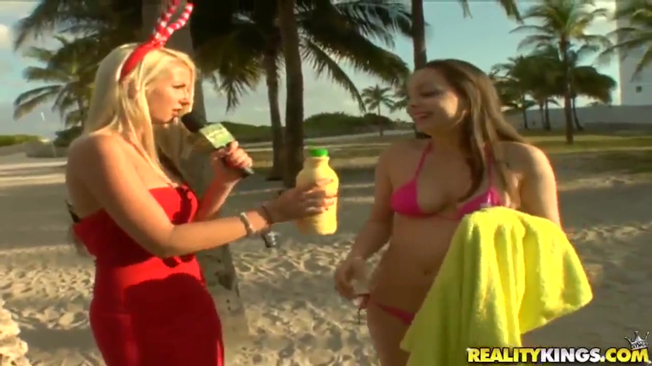 Awesome posing video of some beautiful babes