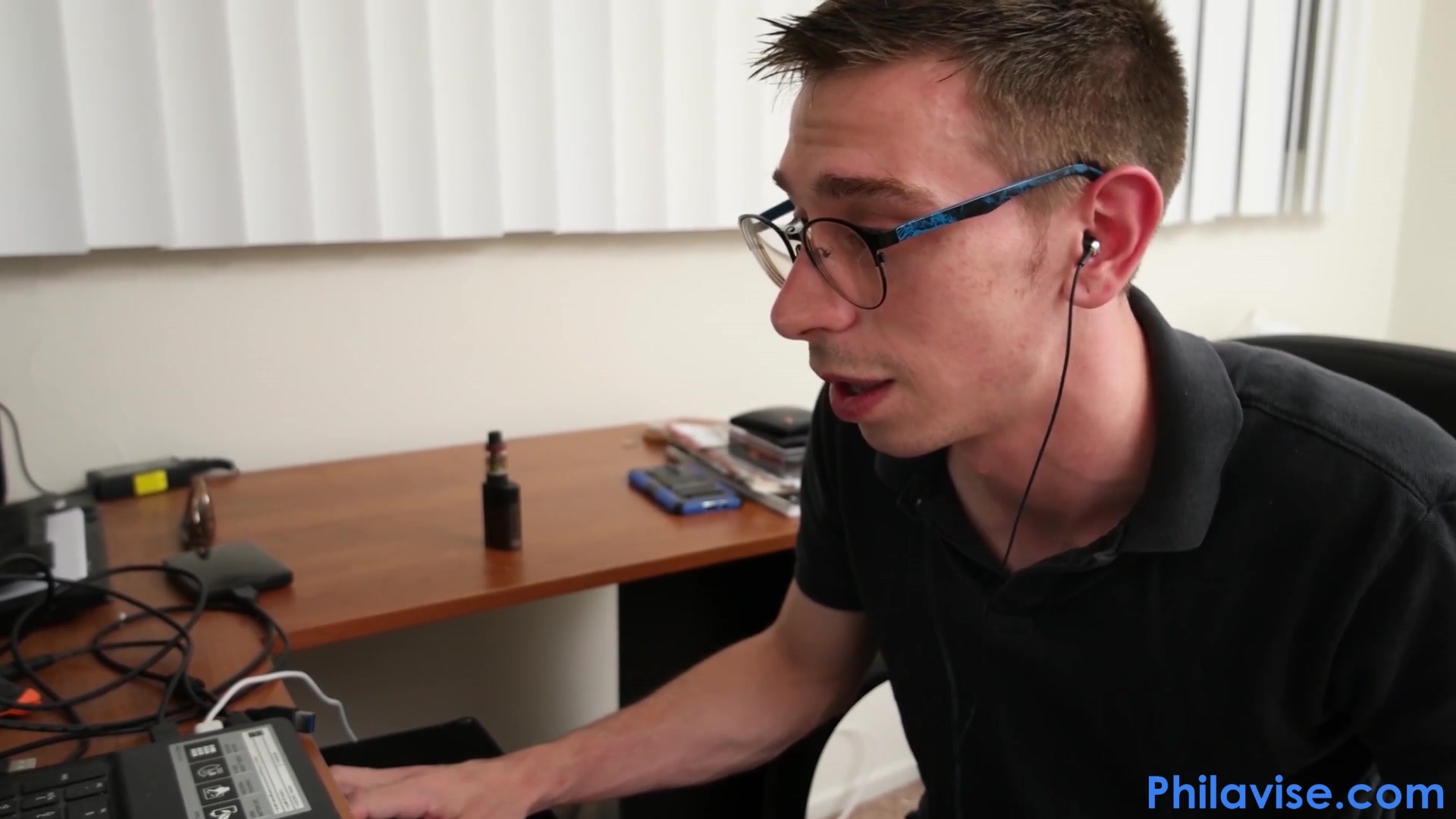PHILAVISE- Dude gets a beeg from stepsis while playing video games