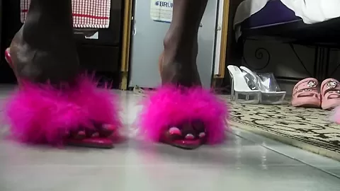 Ebony Princess Shoe Play - SoloAustria