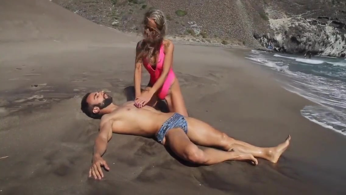 Helena Kramer And Zeus Ray - The Beach Watcher 13 Min