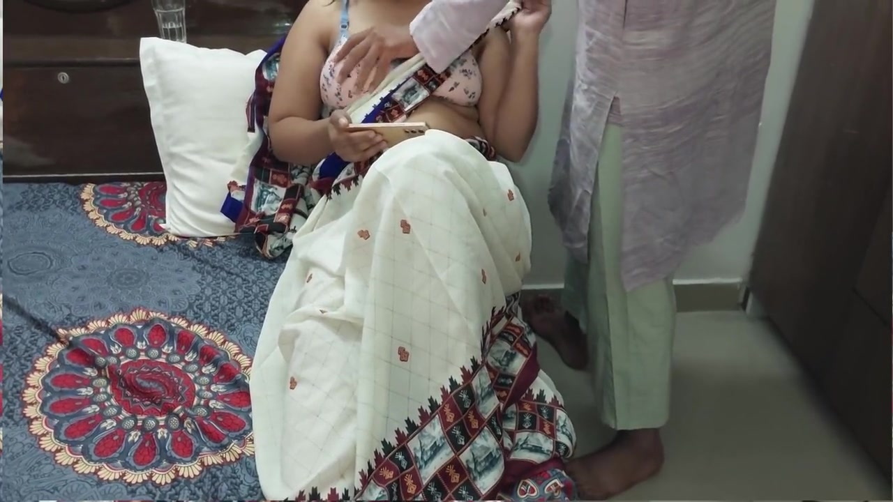 Jab Ghar Par Malkin Akele Porn Dekh Rahi Thi Tab Nokar Ne Chut Choudai Ki