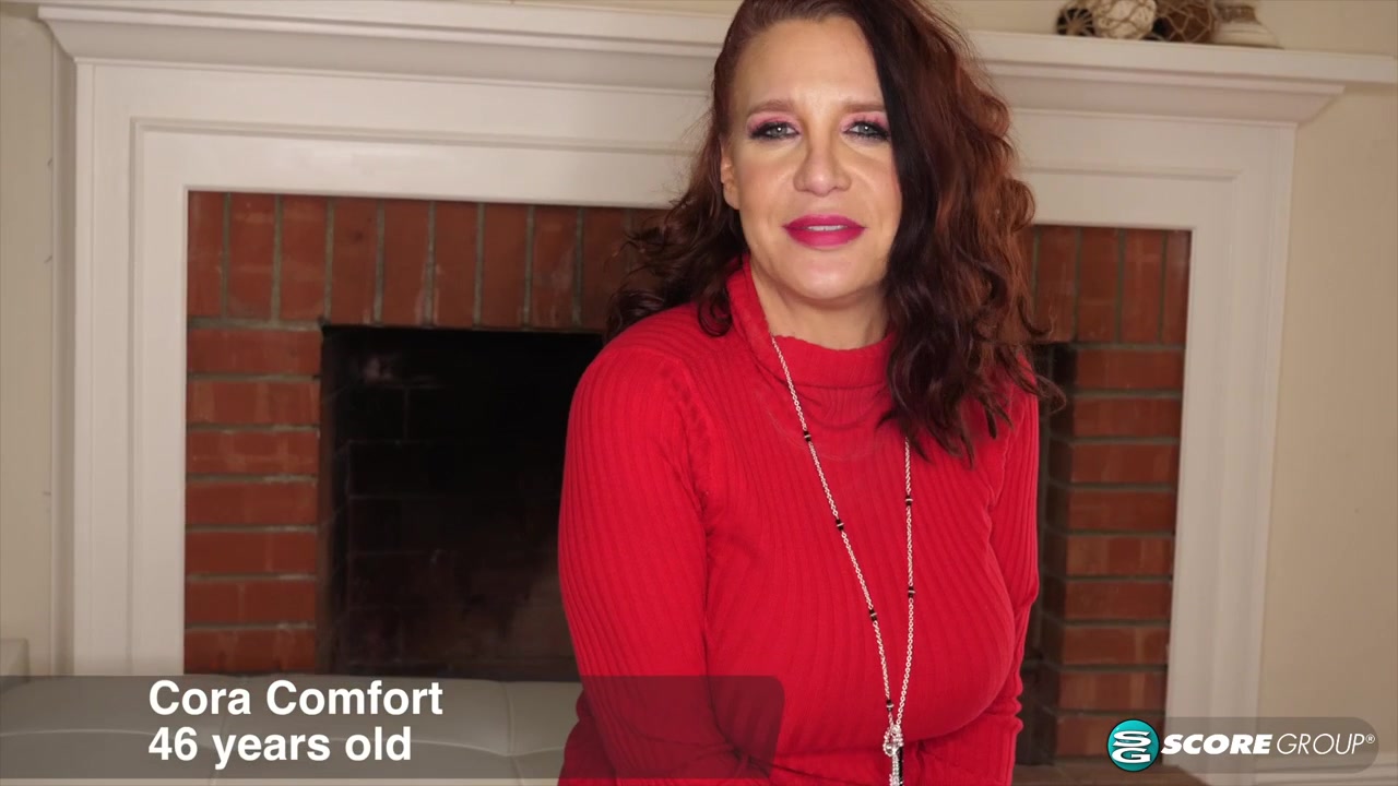 Cora explores her butthole - 40SomethingMag