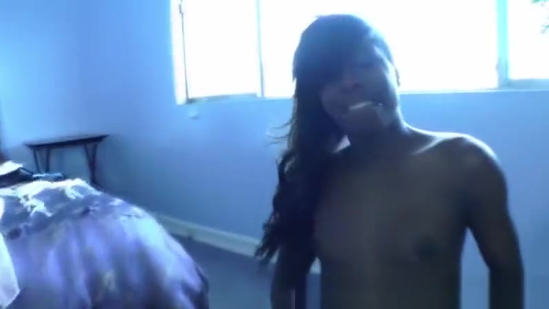 Mouthpierced black TS showing her sexy booty