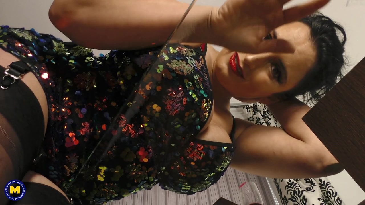 Jasmine De Launay Is A Thick Milf That Loves To Please Herself - MatureNl