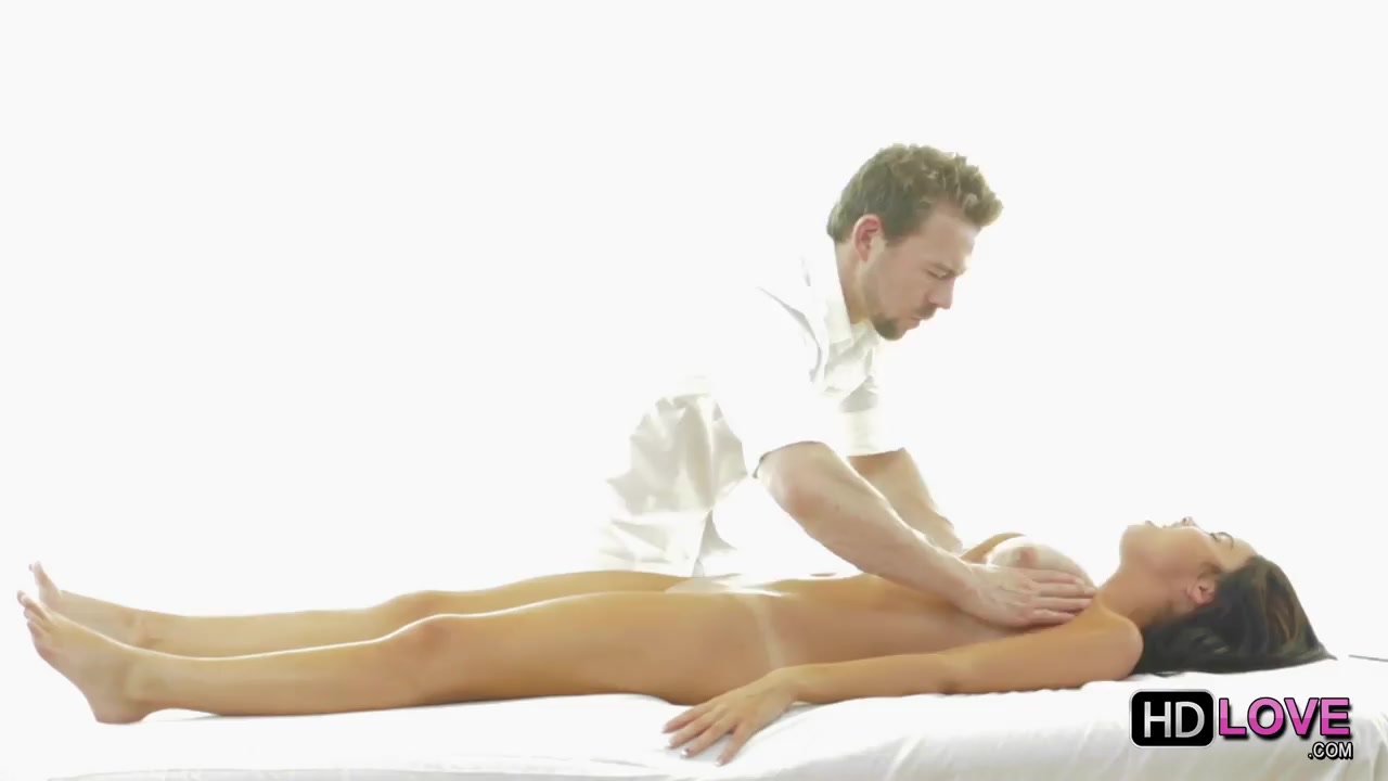 The dirty masseur warms his pretty client up