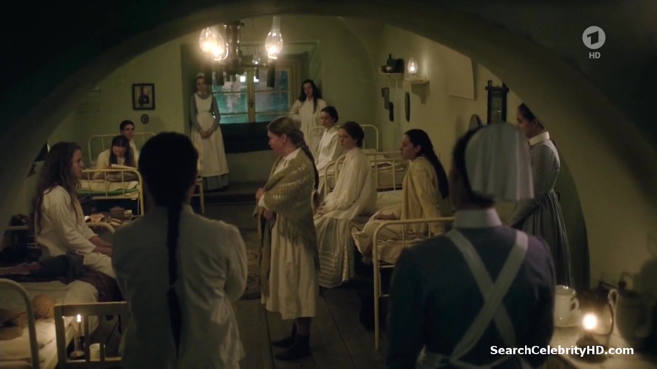 Emilia Schule, Alicia von Rittberg - Charite S01E01-02