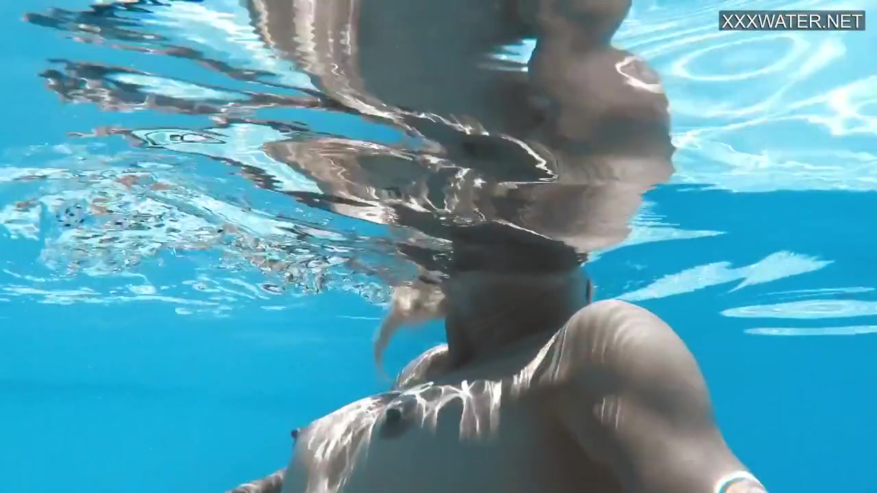 Outdoor Swimming Pool Erotics With Naked Zazie - Zazie Skymm