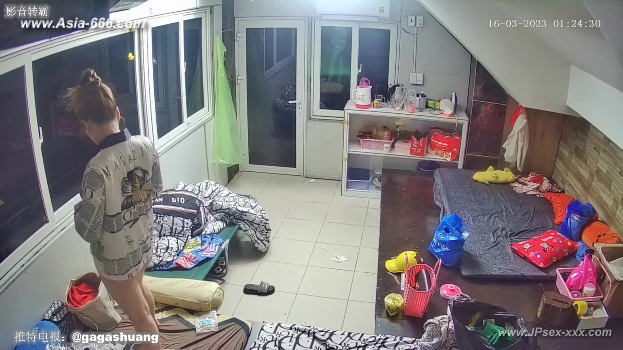 Hackers use the camera to remote monitoring of a lover's home life.600