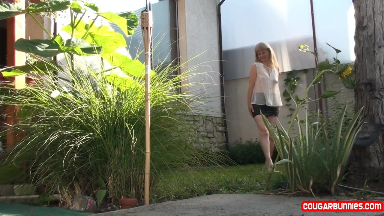 Doris Dawn takes off her cloth and fingers cunt on the lawn