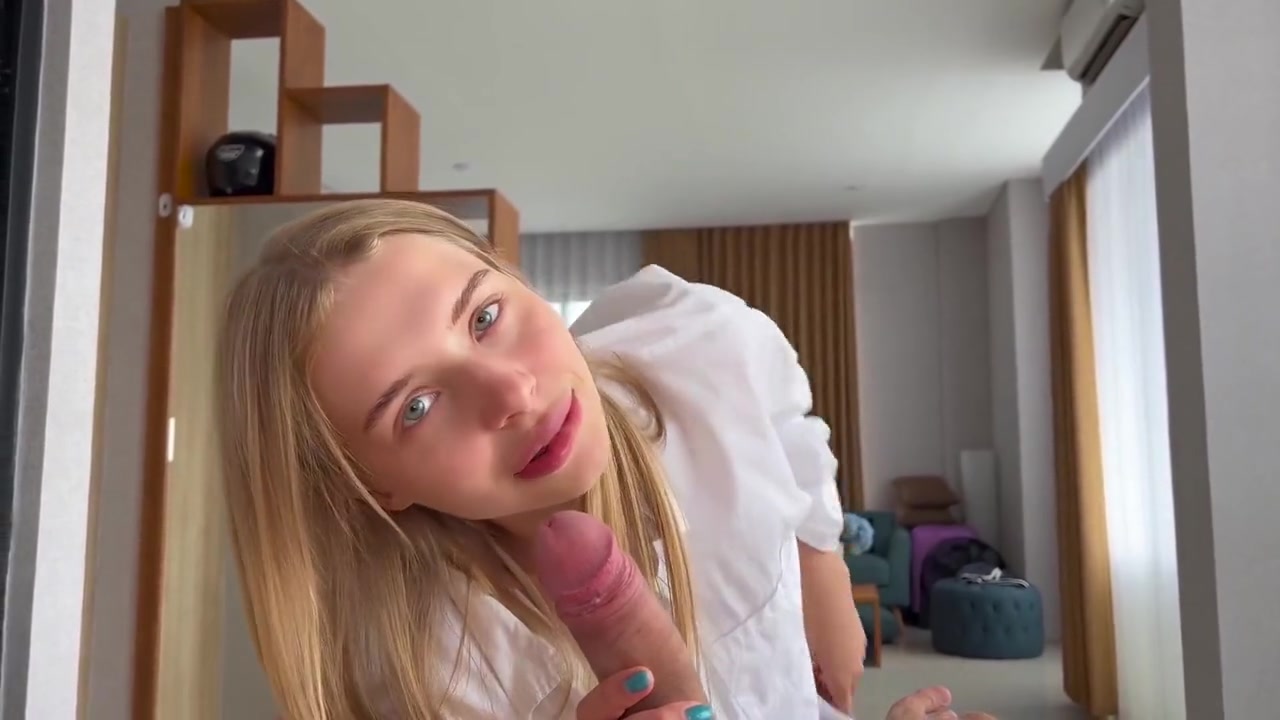 Morning Blowjob By A Beautiful Girl Without Makeup