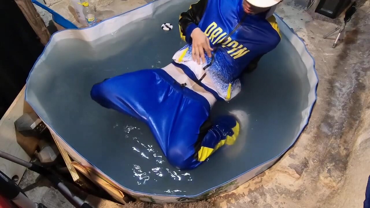 Sneaker skater sagger wet gear