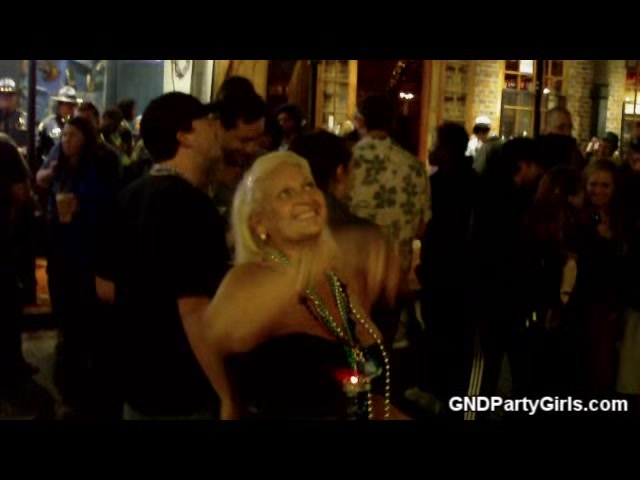 Milf wants some beads - GNDPartyGirls