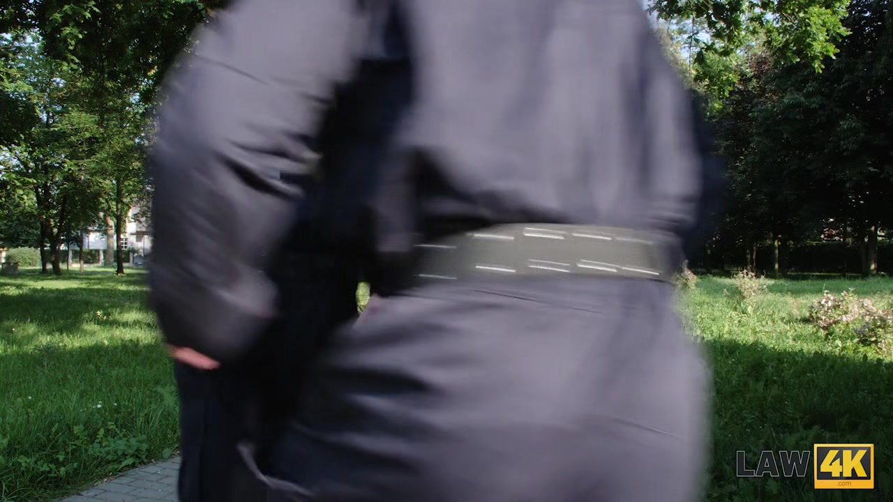 LAW4k. Chick steals wallets in the park and gets fucked for that
