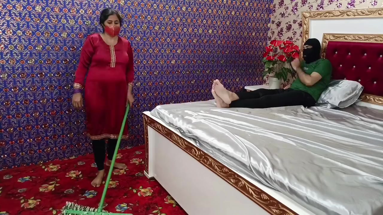 Indian Beautiful House Maid Seduces And Fucked Hard By Her House Onwer