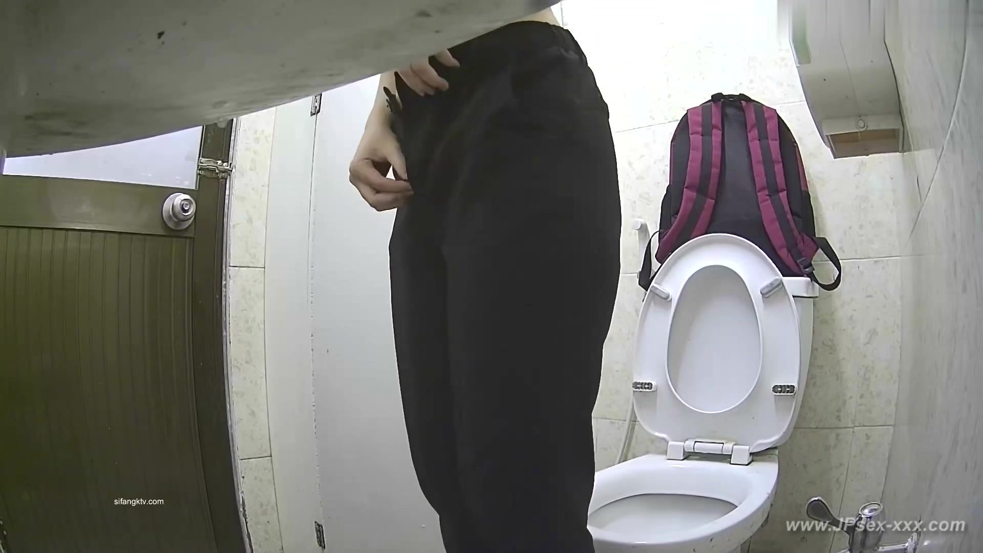 chinese girls go to toilet.323