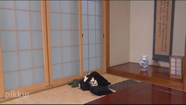 Emiri Momota Seducing By Flashing Pussy: Emiri Momota