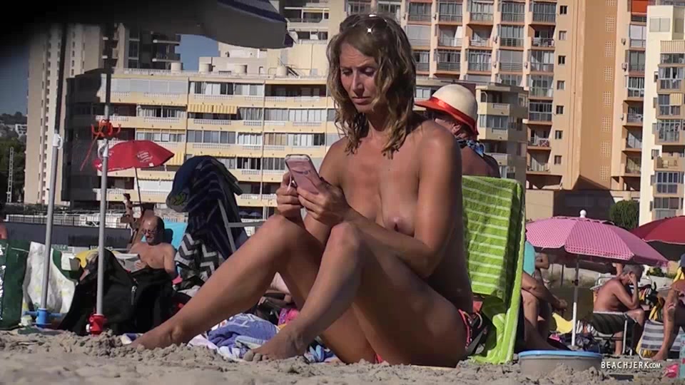 Goldie Milf - BeachJerk
