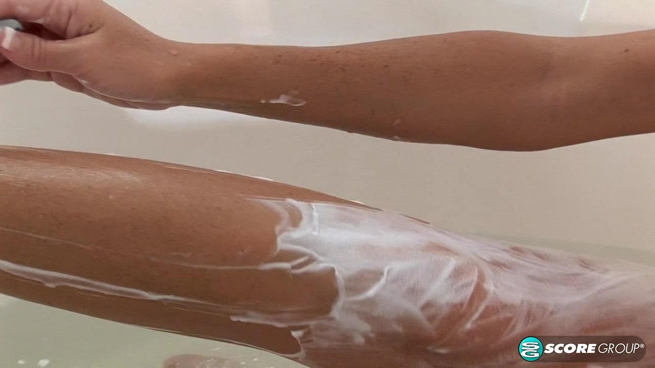 A Craving for a Shaving - Legsex