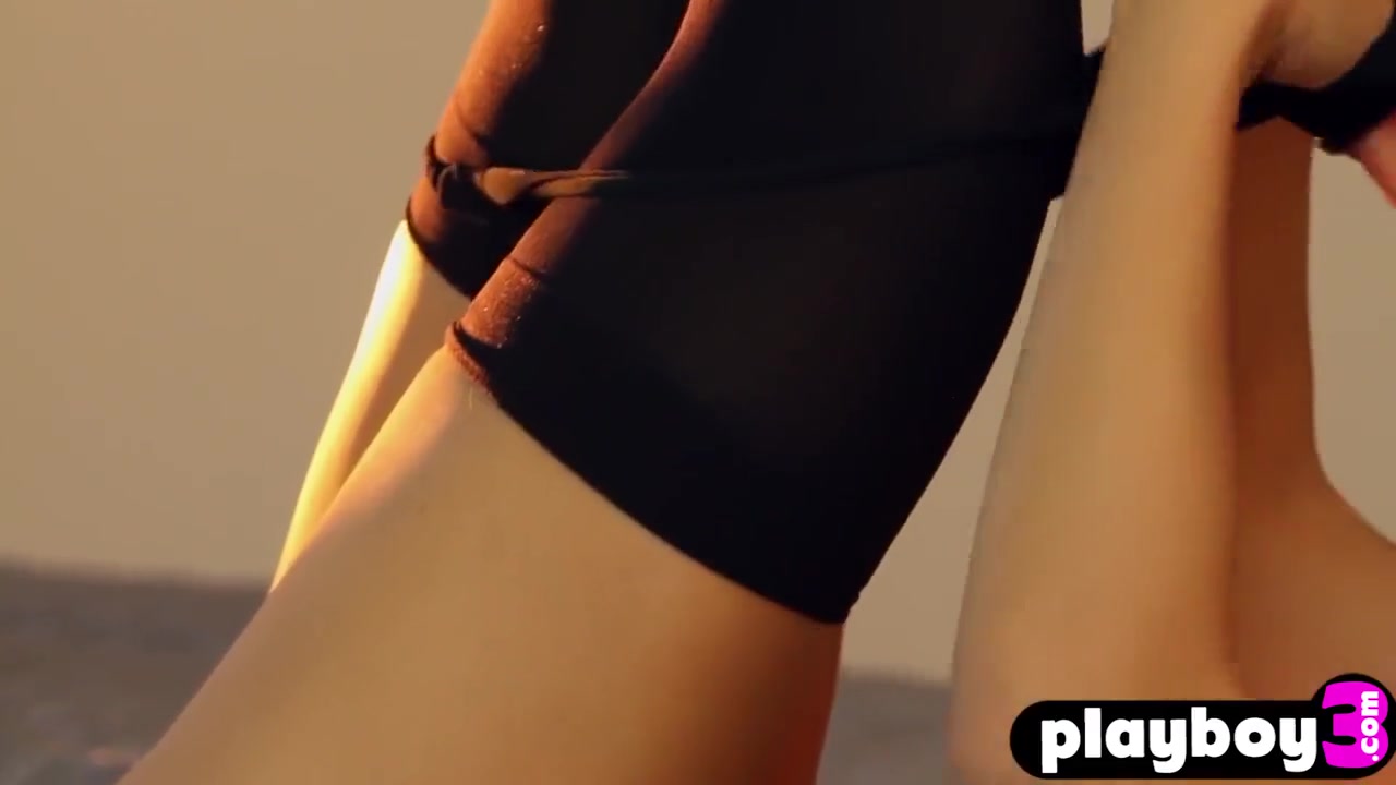 Round Ass Model Posing In Lingerie Before Striptease