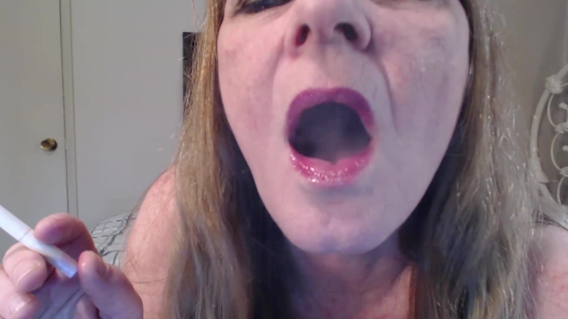 Glossy Lips Smoking - TacAmateurs