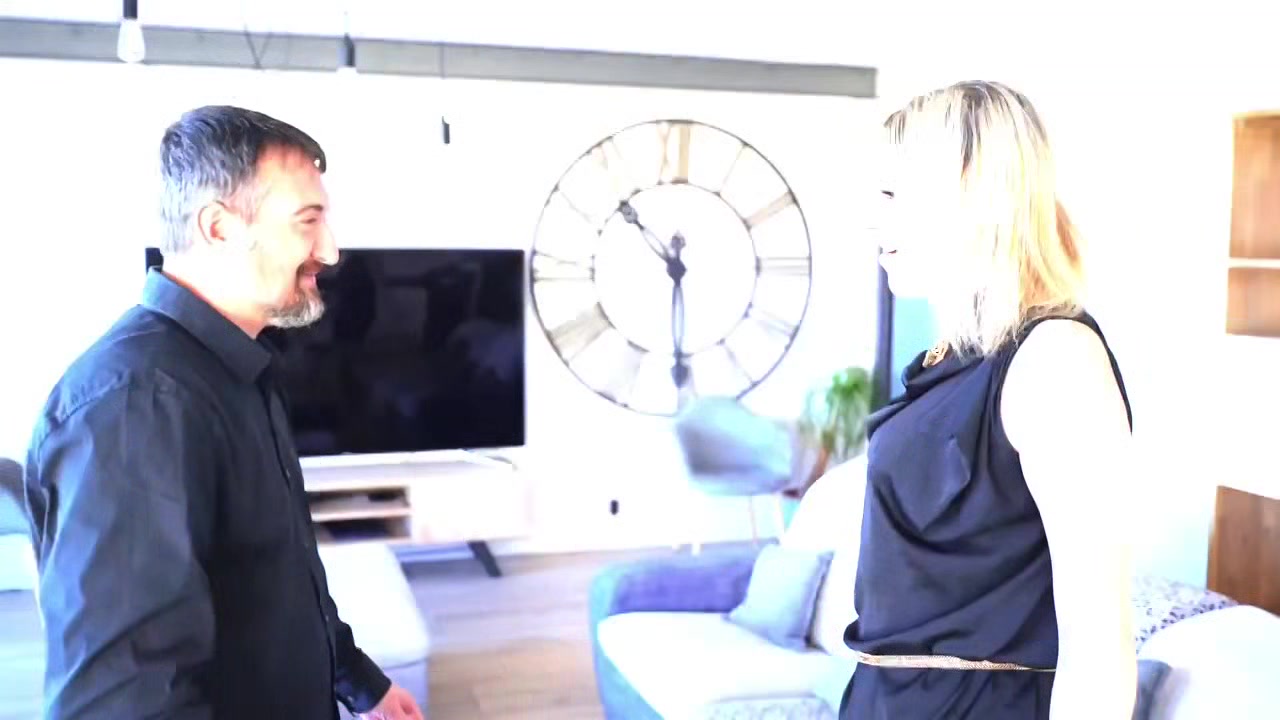 Tracy doesn't have much time to talk... - Jacquie et Michel TV