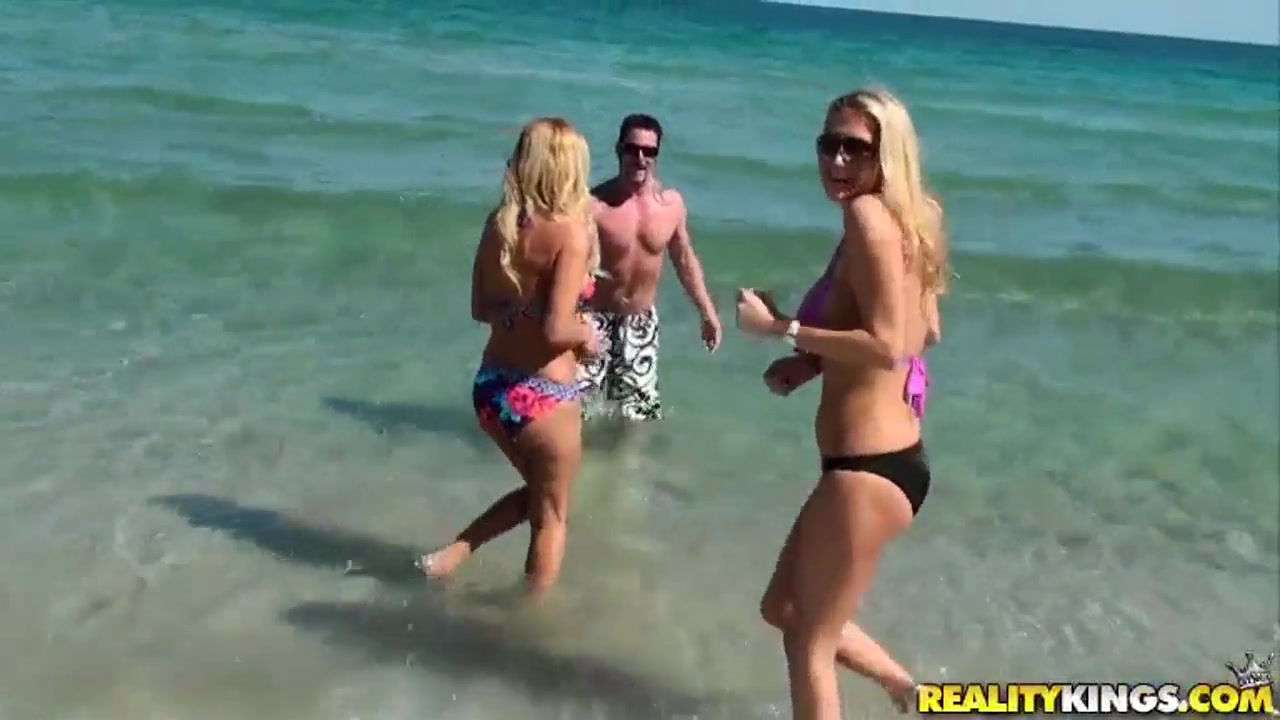 Sweet jacuzzi sex time with some models
