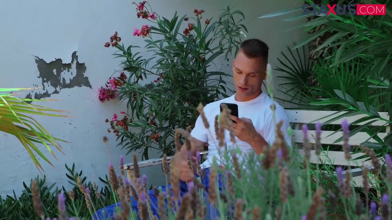 Kieron Zaks And Nico Vegas - Bareback Twinks Take Over The Garden