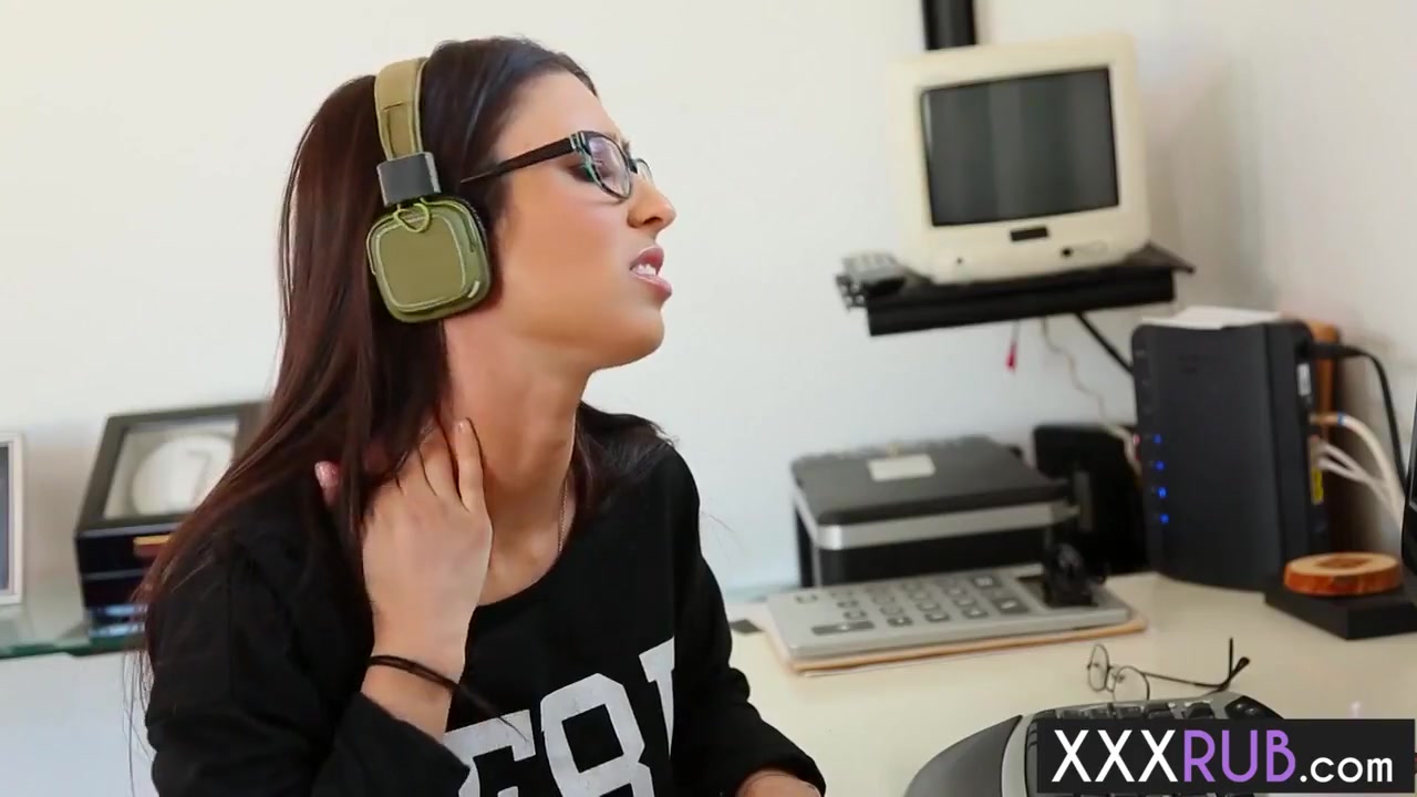 Gamer Needs Body Massage And She Enjoyed I With Serena Blair