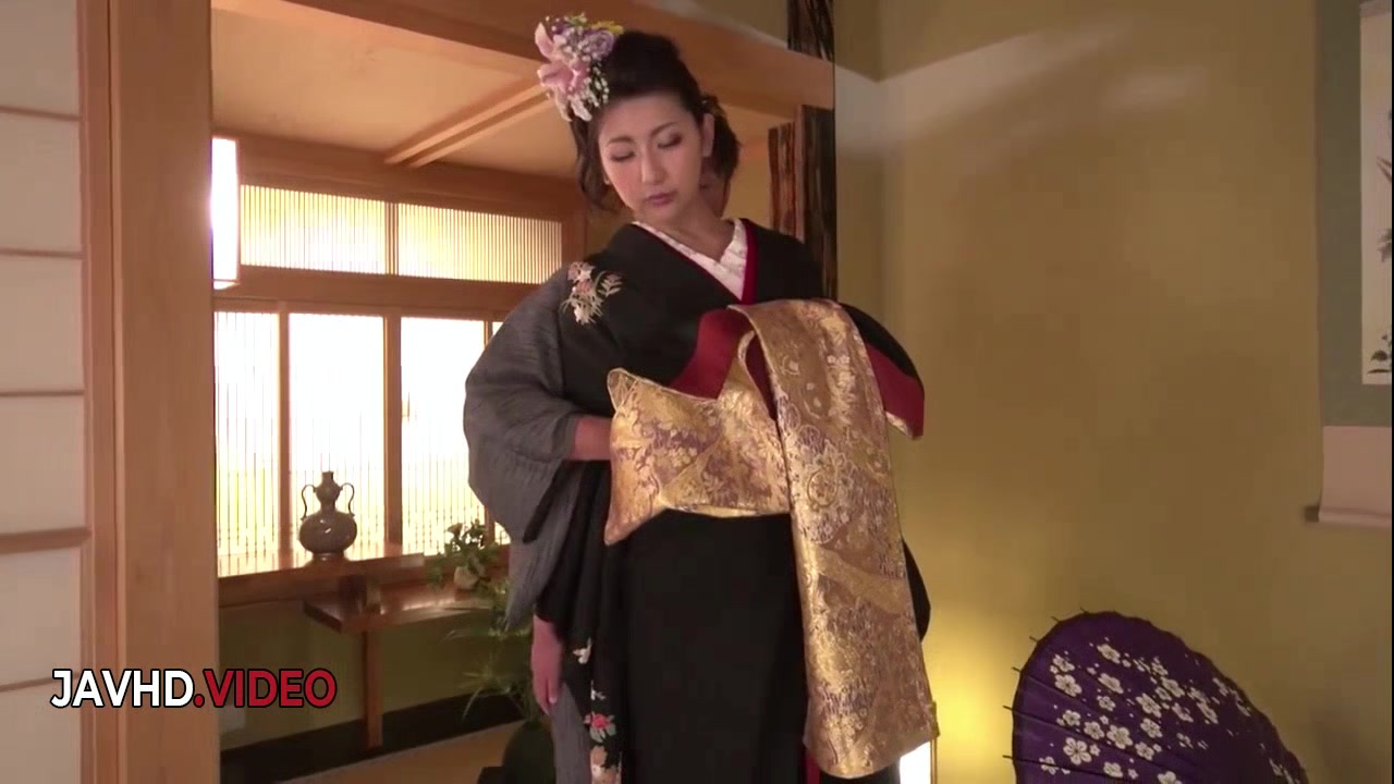 Yuna Shiratori's Seductive Japanese Encounter