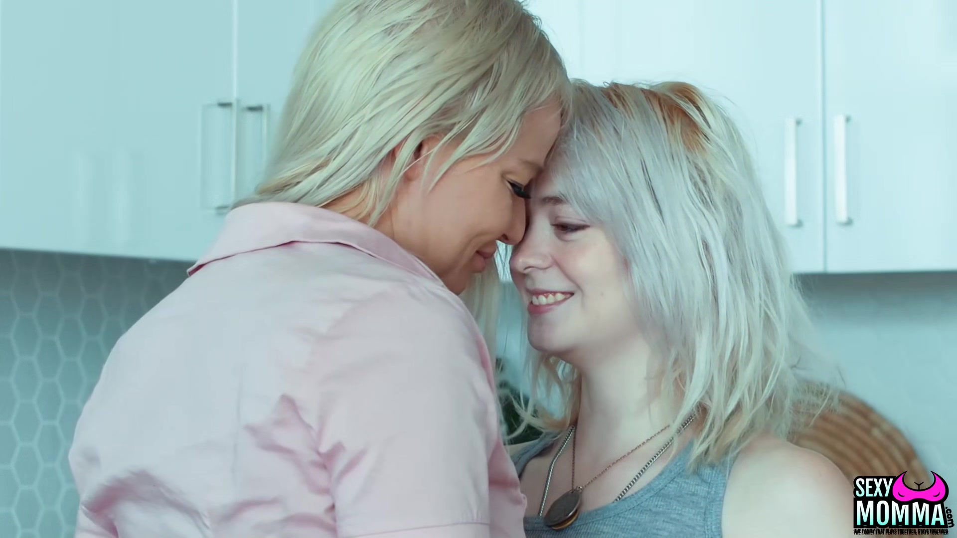 SEXY MOMMA - London and Annie Eat Each Other for Dinner