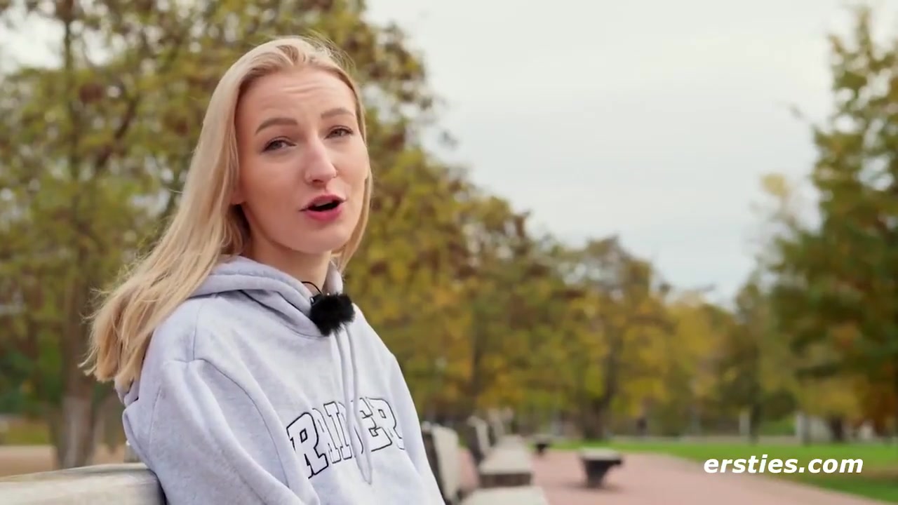 Die Zierliche Nattie Reitet Ihren Riesigen Dildo Auf Dem Kuchentisch