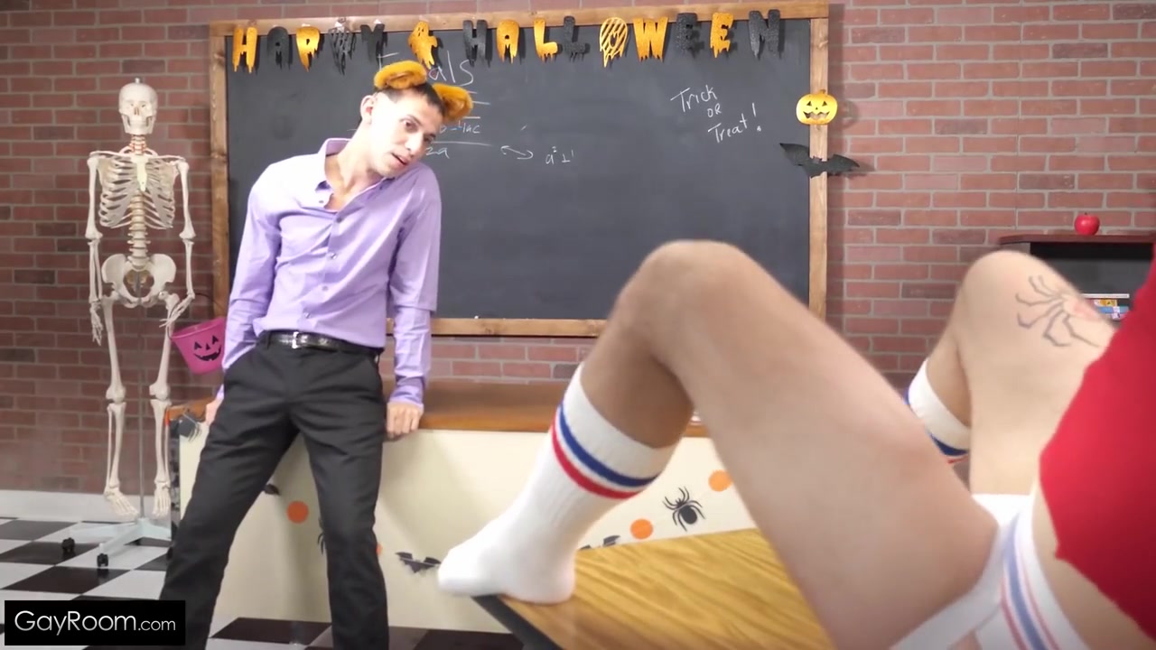 Teacher Plays With Calvins Fuck Hole With Des Irez And Calvin Michaels