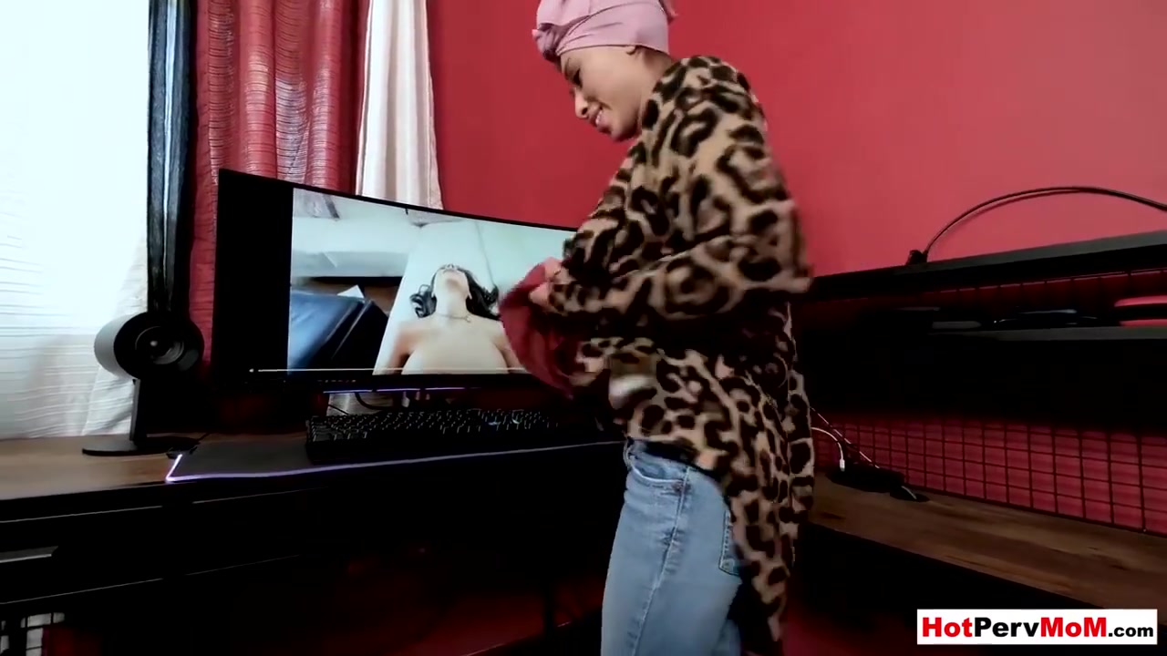 Busty Milf Stepmom Offering Her Pussy To Surprised Step son