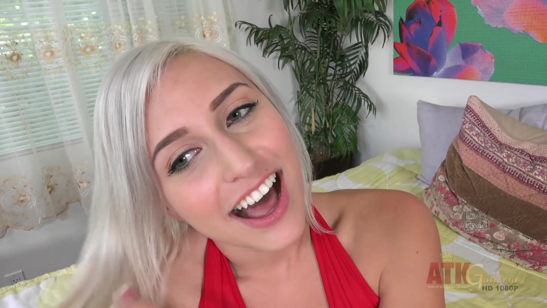 Xandra Sixx masturbates at casting