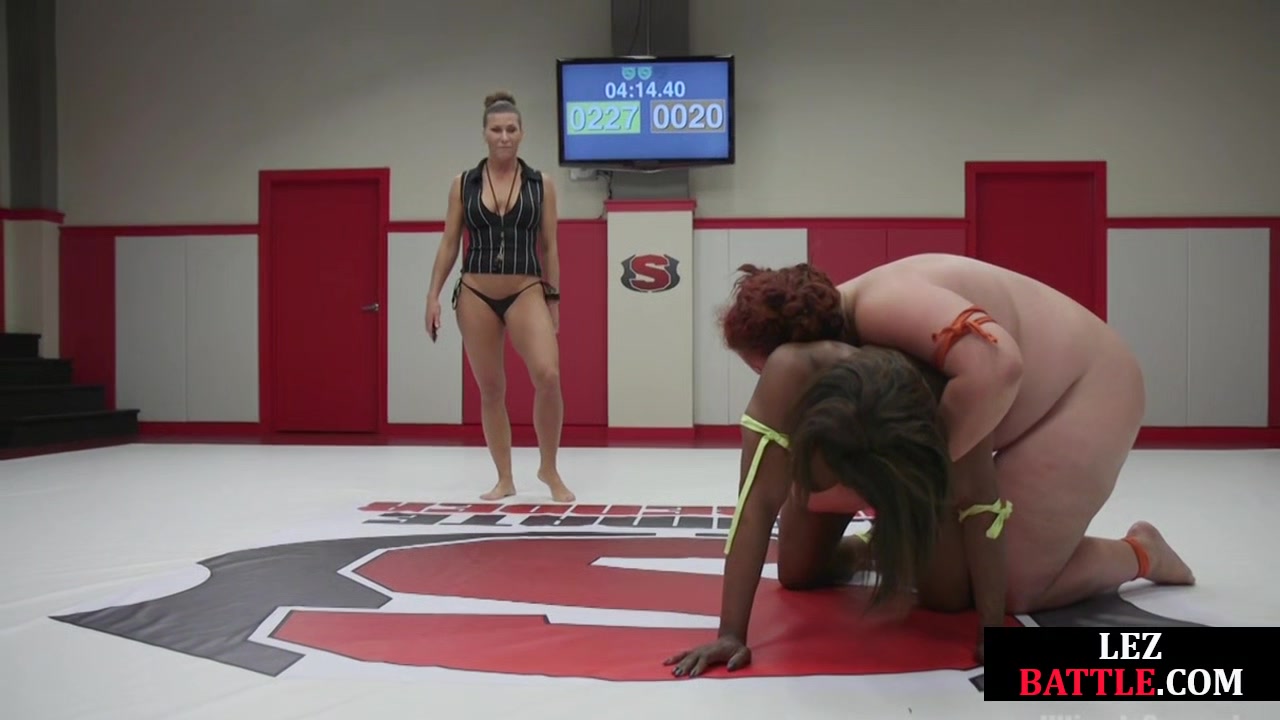 Wrestling dykes love eating wet pussies while fingering
