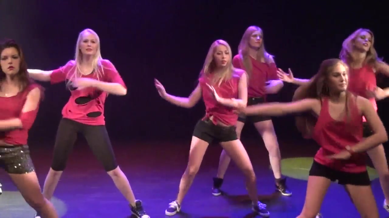Karlijn Verhagen dancing