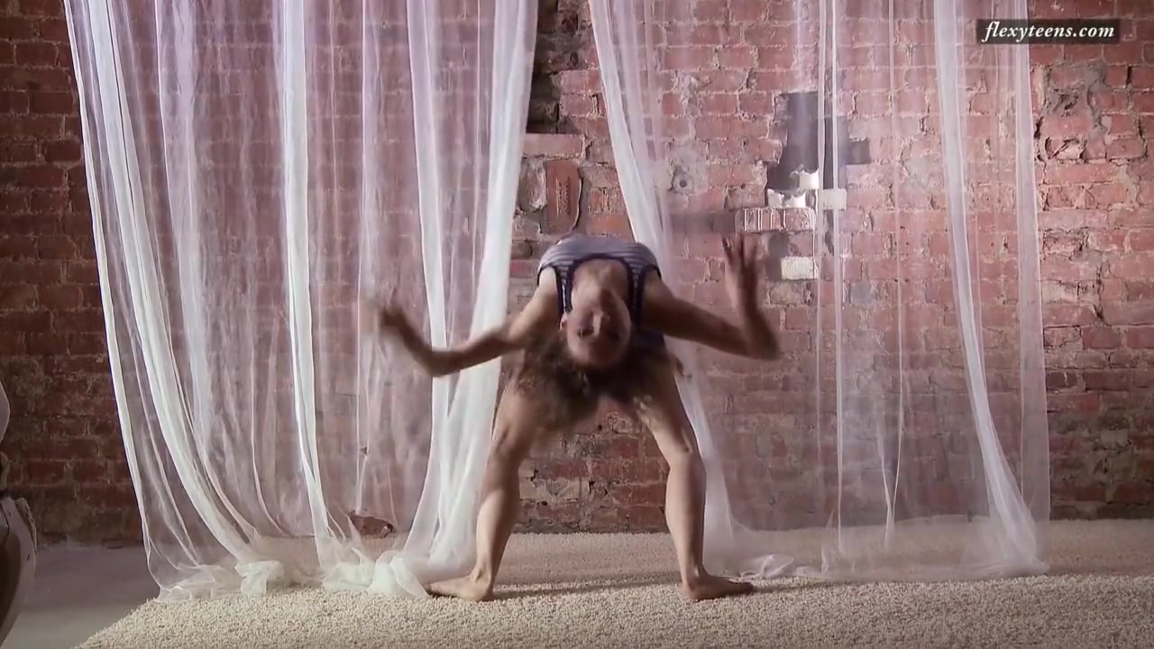 Tight Pussy Babe Stretching Her Legs With Razdery Noga