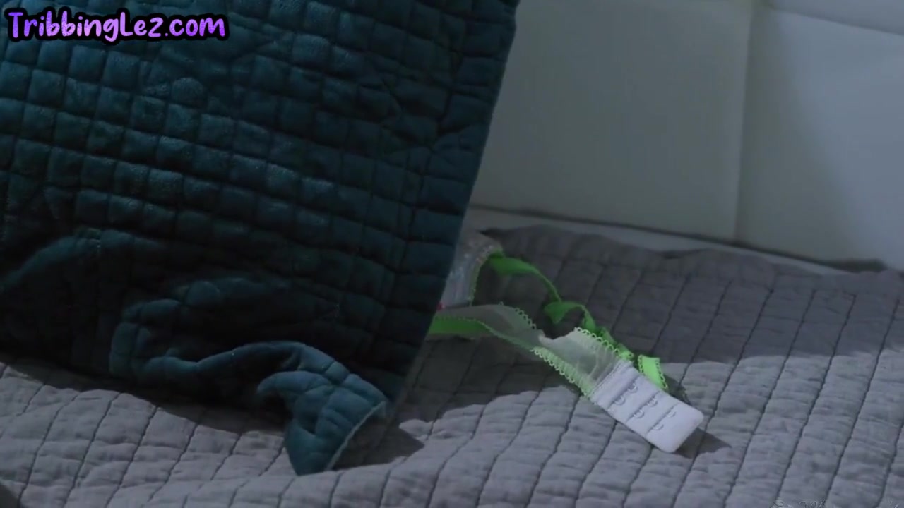 Slutty Sluts Enjoy Eating Snatches In Threesome Sex
