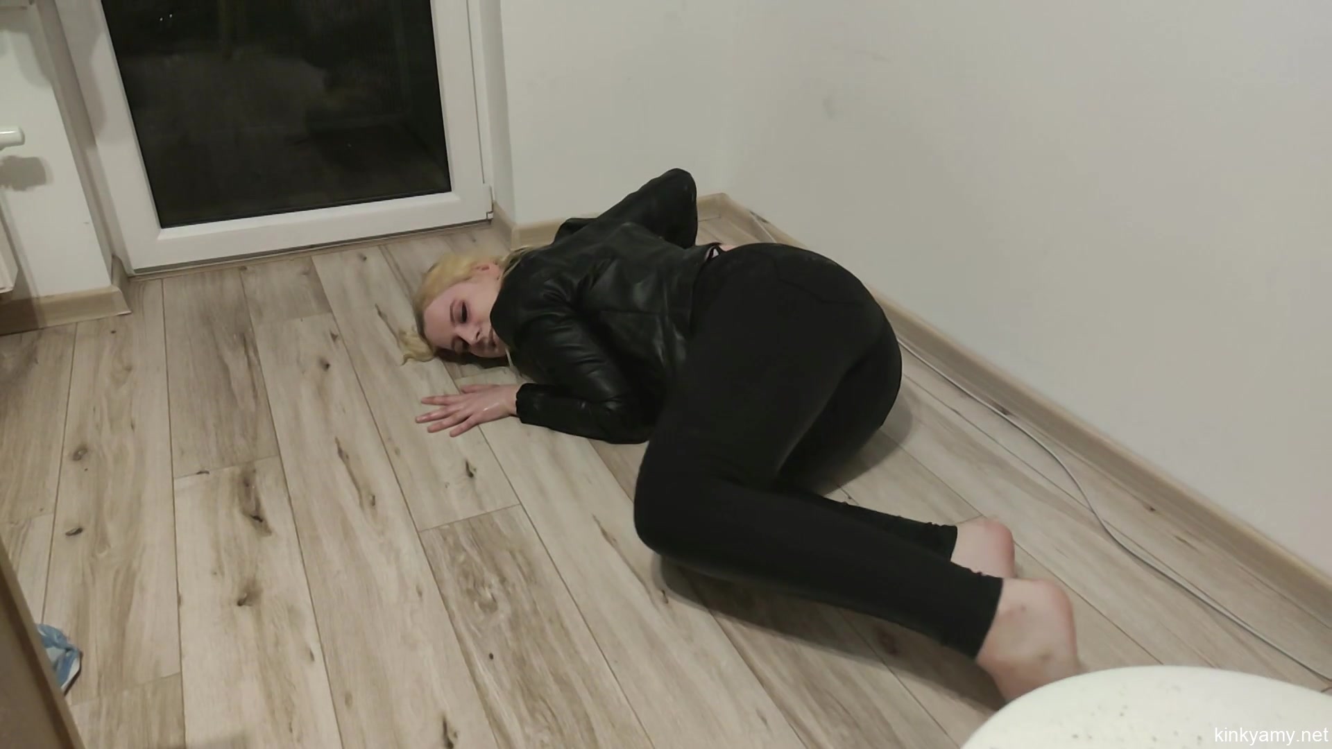 Wetting Jeans Golden Shower And Playing - Kinky Amy