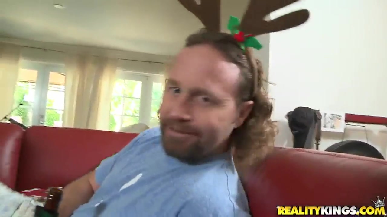 Christmas elves got pussies drilled with dildos