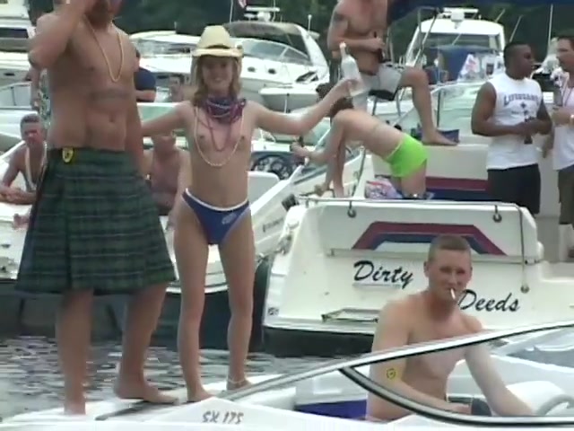 Girls Flash Their Tits For Beads