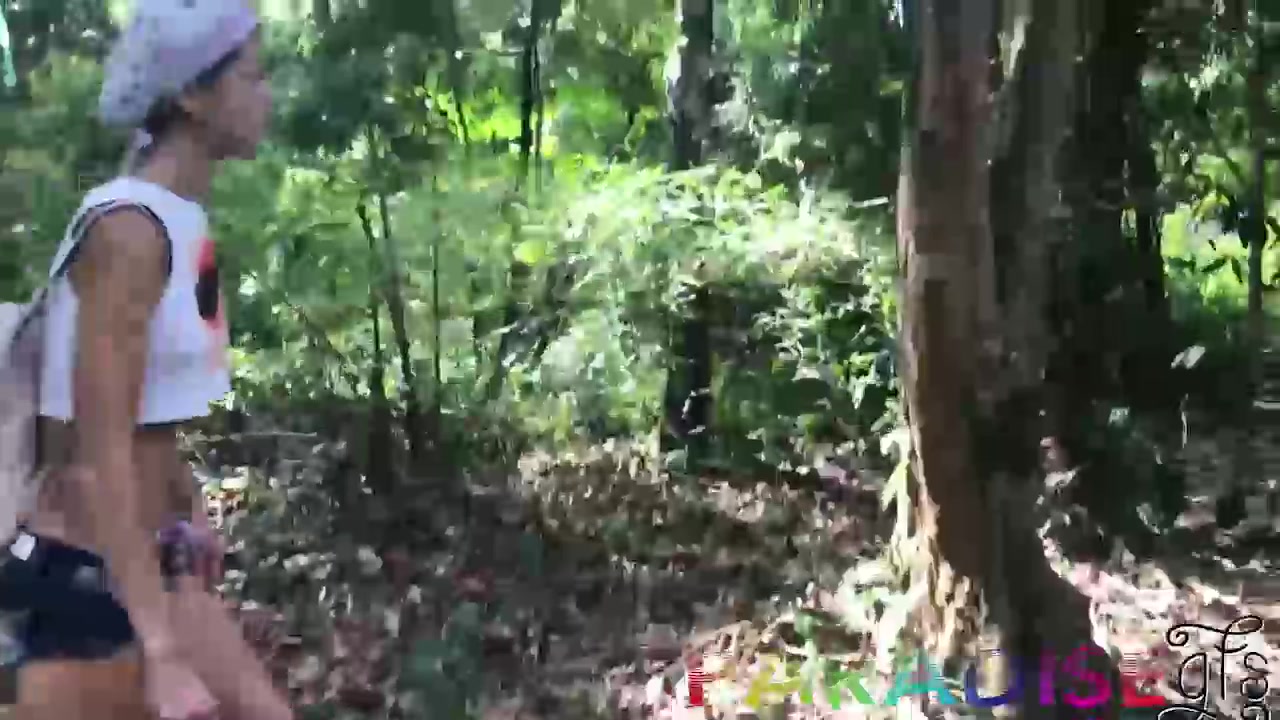 Exposing Pussy Outdoors - ParadiseGFs