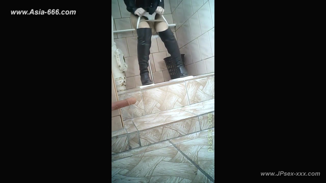 peeping blondes go to toilet.46