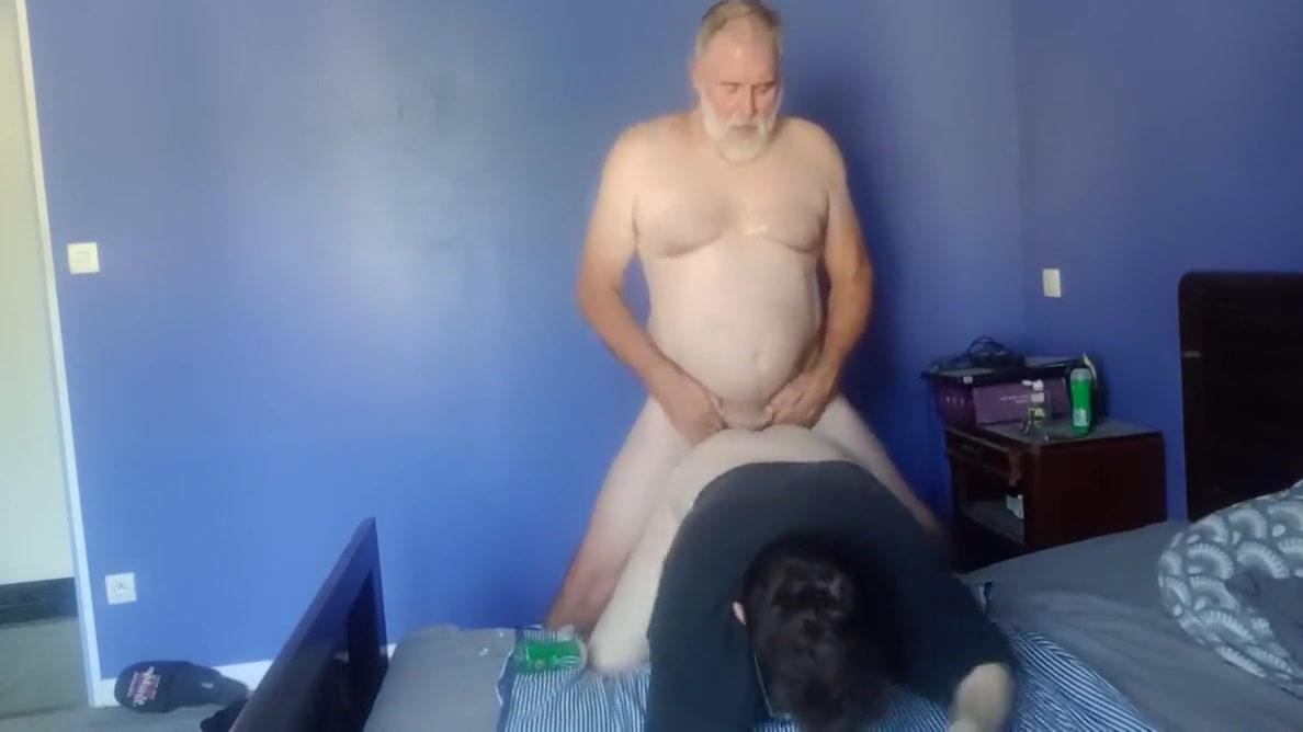 Older Bear Vs Twink