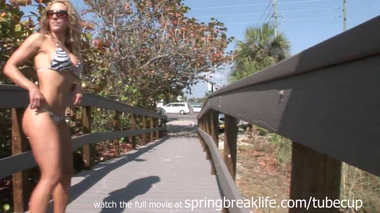 SpringBreakLife Video: Hot Girl Gets Topless On Boardwalk