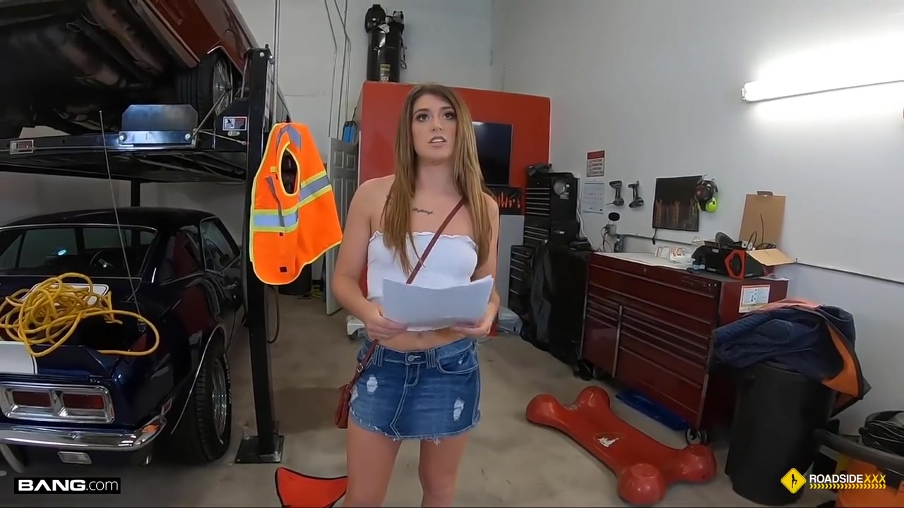 Riley Shea In Roadside Pays The Mechanic With Her Pussy