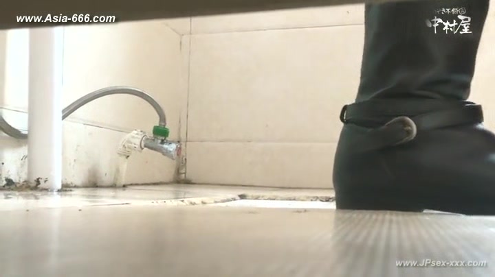 chinese girls go to toilet.132