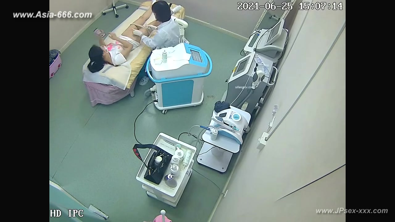 Hackers use the camera to remote monitoring of a lover's home life.604